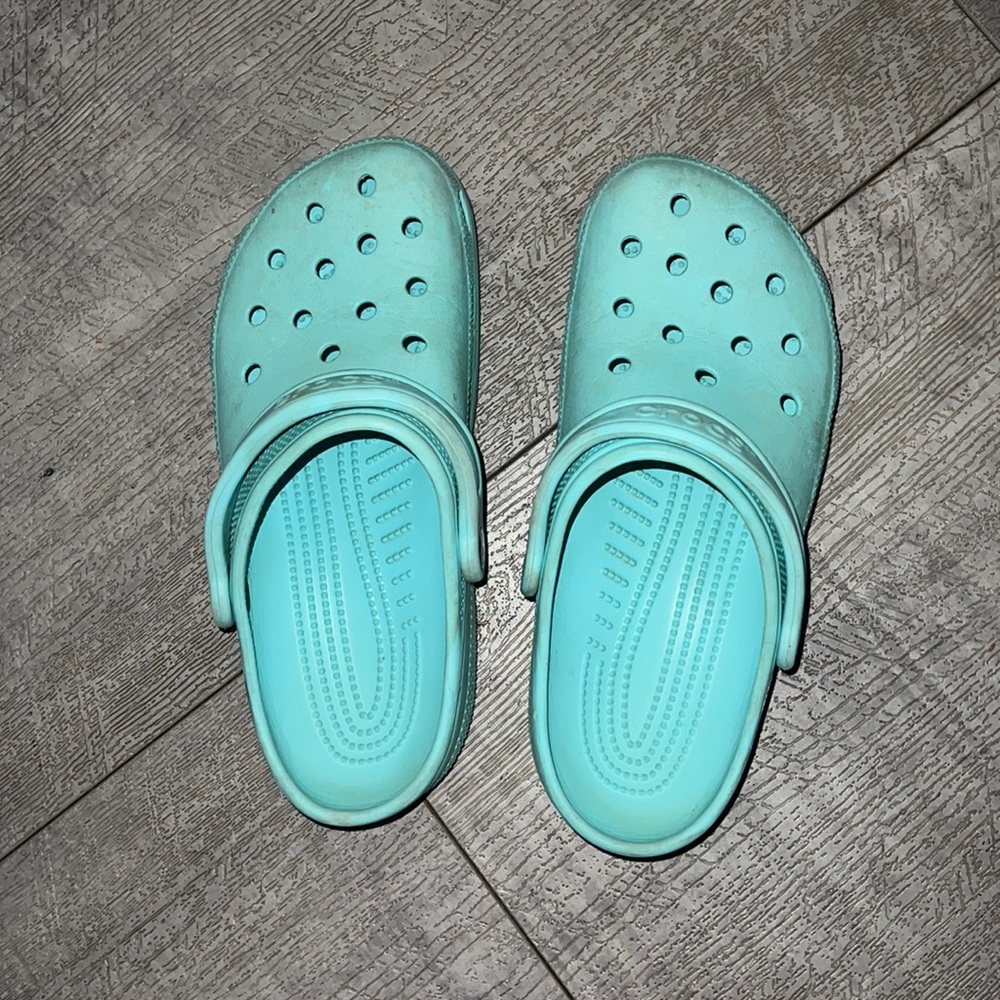 TEAL CROCS SIZE 9 WOMANS